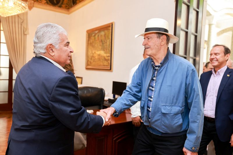 © Reuters. Panama's President Jose Raul Mulino shakes hands with Mexico's former President Vicente Fox during a meeting with former Latin American Presidents who were en route to observe Sunday's Venezuela election and had not been allowed to take off due to a blockade of Venezuela's airspace, in Panama City, Panama, July 26, 2024. Presidencia Panama/Handout via REUTERS  