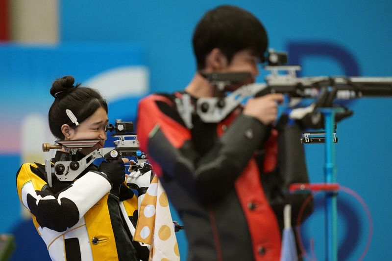 &copy; Reuters. Paris 2024 Olympics - Shooting - 10m Air Rifle Mixed Team Gold Medal - Chateauroux Shooting Centre, Dols, France - July 27, 2024.  Yuting Huang (L) of China and  Lihao Sheng of China in action. REUTERS/Amr Alfiky