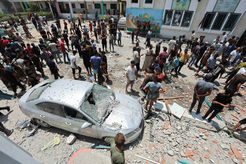 &copy; Reuters. Palestinians inspect a school sheltering displaced people following an Israeli strike, amid Israel-Hamas conflict, in Deir Al-Balah in the central Gaza Strip, July 27, 2024. REUTERS/Ramadan Abed