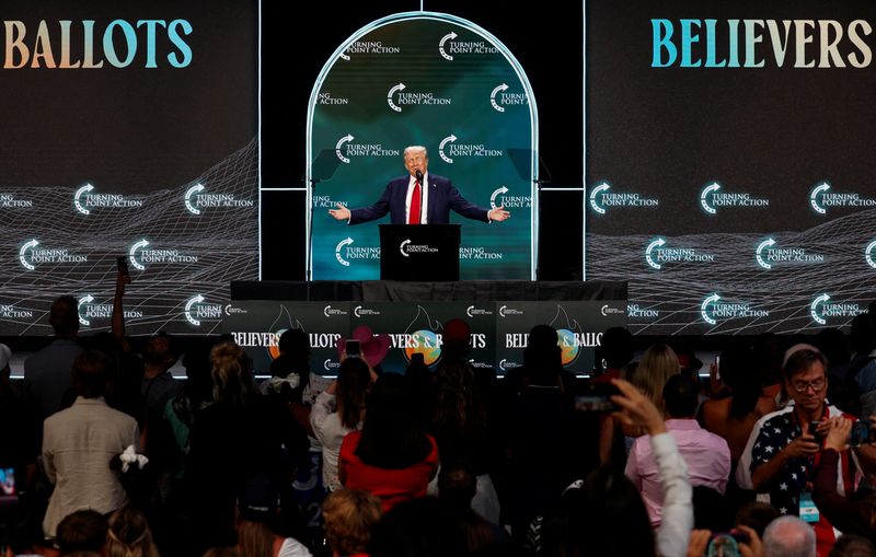 © Reuters. Republican presidential nominee and former U.S. President Donald Trump speaks at Turning Point Action's The Believers Summit 2024 in West Palm Beach, Florida, U.S., July 26, 2024. REUTERS/Marco Bello