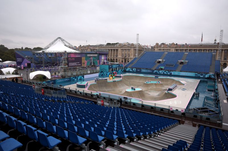 &copy; Reuters. Paris 2024 Olympics - Skateboarding - La Concorde 3, Paris, France - July 27, 2024. A general view of the course and stand after the men's street events were postponed due to bad weather. REUTERS/Pilar Olivares