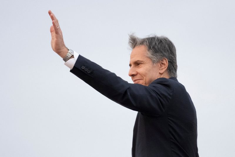 &copy; Reuters. FILE PHOTO: U.S. Secretary of State Antony Blinken waves as he boards his plane at Yokota Air Base in Fussa, on the outskirts of Tokyo, Japan Tuesday, April 18, 2023, to travel back to Washington. Blinken is concluding a trip to Ireland, Vietnam, and Japa