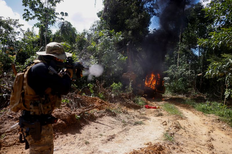 © Reuters. FILE PHOTO: A machine is destroyed and burned during an operation against illegal gold mining at the Urupadi National Forest Park in the Amazon rainforest, conducted by agents of the Chico Mendes environmental agency ICMBio with support of the Federal Police, the Federal Highway Police, Brazilian Intelligence Agency (ABIN) agents and Brazilian Public-Safety National Force officers, in the municipality of Maues, Amazonas state, Brazil May 22, 2023. REUTERS/Adriano Machado/File Photo