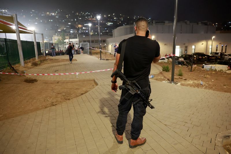 © Reuters. Israeli officials respond after rockets were launched across Lebanon's border with Israel which, according to Israel's ambulance services, people were killed, at a soccer pitch in Majdal Shams, a Druze village in the Israeli-occupied Golan Heights, July 27, 2024. REUTERS/Ammar Awad