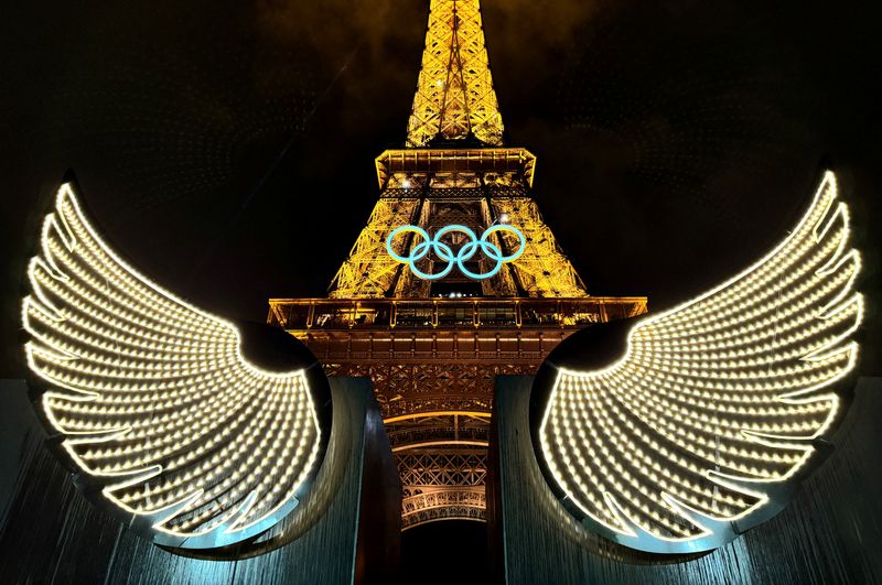 © Reuters. Paris 2024 Olympics - Opening Ceremony - Paris, France - July 26, 2024. A general view showing wings and the Olympic rings on the Eiffel Tower during the opening ceremony. REUTERS/Pawel Kopczynski / File Photo