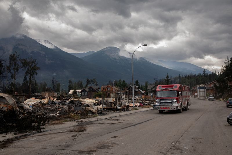 &copy; Reuters. A fire truck travels past a devastated residential block in Jasper, Alberta, Canada, on Friday July 26, 2024. AMBER BRACKEN/Pool via REUTERS