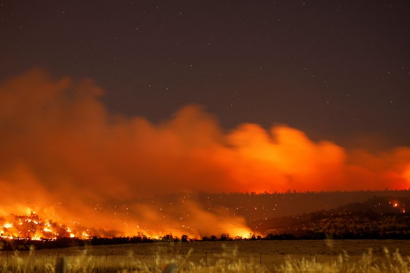 © Reuters. FILE PHOTO: Smoke and flame rise from Park Fire burning near Chico, California, U.S., July 25, 2024. Picture taken with long exposure. REUTERS/Fred Greaves/File Photo