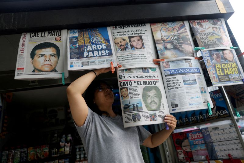 &copy; Reuters. FILE PHOTO: A newspaper seller arranges newspapers reporting the El Paso, Texas, U.S., arrest of Mexican drug lord Ismael "El Mayo" Zambada and Joaquin Guzman Lopez, "El Chapo" Guzman's son, in Mexico City, Mexico July 26, 2024. REUTERS/Gustavo Graf/File 