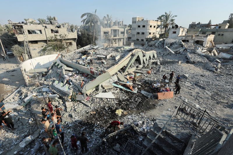 &copy; Reuters. Palestinians inspect a destroyed mosque, following an Israeli strike, amid Israel-Hamas conflict, in Deir Al-Balah, in the central Gaza Strip, July 27, 2024. REUTERS/Ramadan Abed