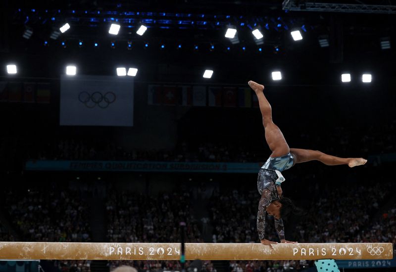 © Reuters. Paris 2024 Olympics - Artistic Gymnastics - Women's Qualification - Subdivision 2 - Bercy Arena, Paris, France - July 28, 2024. Simone Biles of United States in action on the balance beam. REUTERS/Amanda Perobelli