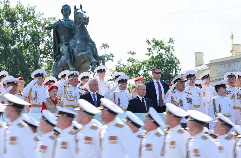 © Reuters. Navy Day parade in Saint Petersburg, July 28, 2024. Sputnik/Sergei Savostyanov/Pool via REUTERS