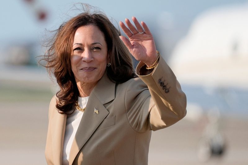 © Reuters. FILE PHOTO: U.S. Vice President Kamala Harris waves upon arrival at Joint Base Andrews in Maryland,  July 27, 2024.  Stephanie Scarbrough/Pool via REUTERS/File Photo