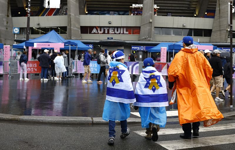 © Reuters. Paris 2024 Olympics - Football - Men's Group D - Israel vs Paraguay - Parc des Princes, Paris, France - July 27, 2024. Israel fans outside the stadium before the match. REUTERS/Sarah Meyssonnier