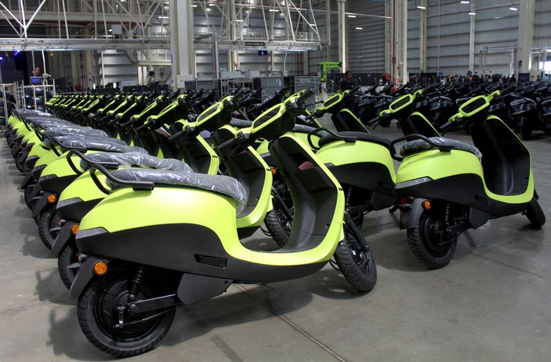 &copy; Reuters. FILE PHOTO: Ola Electric's S1 Air e-scooters are pictured inside its manufacturing facility in Pochampalli in the southern state of Tamil Nadu, India, August 15, 2023. REUTERS/VarunVyas Hebbalalu/File Photo