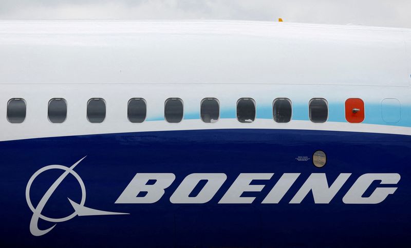 © Reuters. ẢNH TẬP TIN: Logo Boeing được nhìn thấy trên thân máy bay Boeing 737 MAX tại Triển lãm hàng không quốc tế Farnborough, ở Farnborough, Anh, ngày 20 tháng 7 năm 2022. REUTERS/Peter Cziborra/Ảnh tập tin