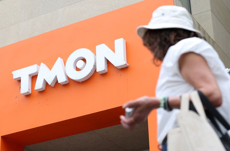 © Reuters. FILE PHOTO: A person passes in front of TMON headquarters amid WeMakePrice and TMON, owned by Singapore-based e-commerce platform Qoo10, are facing increasingly delayed payments, in Seoul, South Korea, July 24, 2024.  Yonhap via REUTERS/File Photo