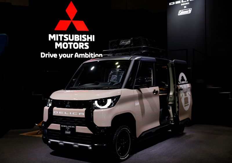 © Reuters. FILE PHOTO: Mitsubishi Motors Corp's customised Delica is displayed at Tokyo Auto Salon 2023 at Makuhari Messe in Chiba, east of Tokyo, Japan January 13, 2023. REUTERS/Kim Kyung-Hoon