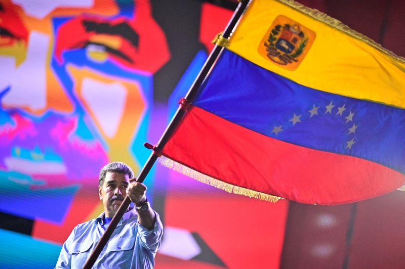 © Reuters. FILE PHOTO: Venezuela's President Nicolas Maduro, who is seeking reelection for a third term, waves Venezuela's national flag during the closing of his political campaign, in Caracas, Venezuela July 25, 2024. REUTERS/Maxwell Briceno/File Photo