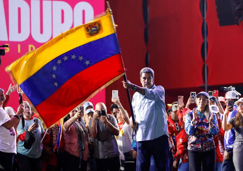 &copy; Reuters. FILE PHOTO: Venezuela's President Nicolas Maduro, who is seeking reelection for a third term, waves Venezuela's national flag during the closing of his political campaign, in Caracas, Venezuela July 25, 2024. REUTERS/Fausto Torrealba/File Photo