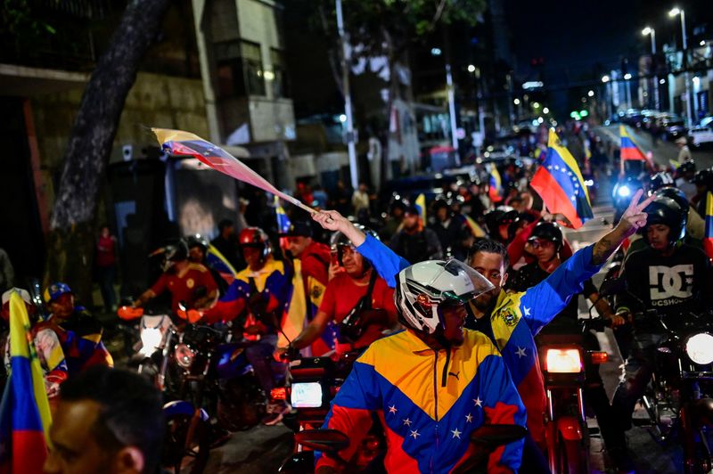 © Reuters. Supporters of Venezuela's President Nicolas Maduro celebrate after he won third term in the presidential election, in Caracas, Venezuela July 28, 2024. REUTERS/Maxwell Briceno