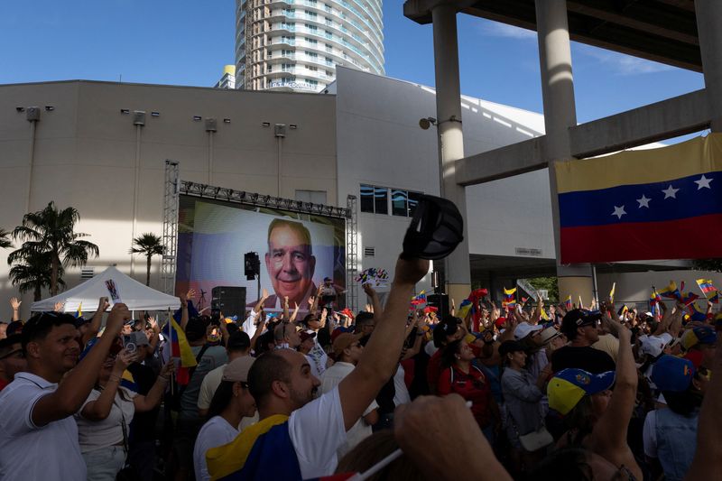 © Reuters. An image of Venezuelan opposition presidential candidate Edmundo Gonzalez is displayed on a screen as people attend a pro-opposition rally during Venezuela’s presidential election, in Miami, Florida, U.S., July 28, 2024. REUTERS/Marco Bello