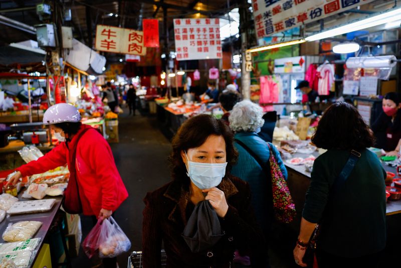 &copy; Reuters. FILE PHOTO: People buy food items at a market in New Taipei City, Taiwan January 31, 2024. REUTERS/Ann Wang/File Photo