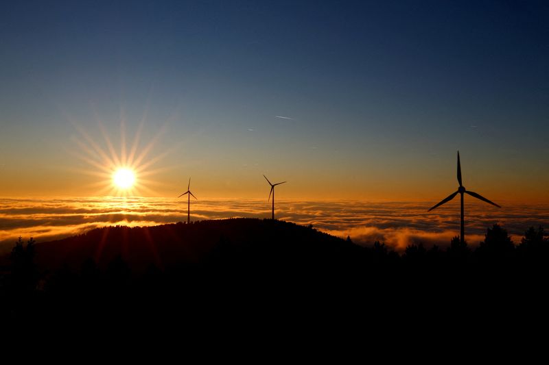 © Reuters. FILE PHOTO: A wind turbine stands out against the sky as the sun sets over the Black Forest Brandenkopf lookout near Oberharmersbach, Germany, November 13, 2022.    REUTERS/Joachim Herrmann   