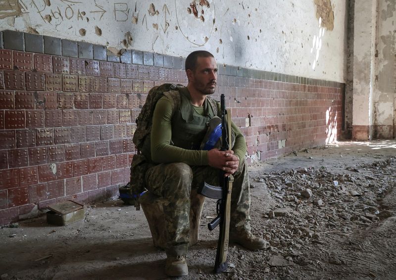 © Reuters. Bohdan Filonenko, 32, a former car thief and a former Ukrainian prisoner who signed up under a new law granting them amnesty in exchange for army service, rests during training with the 57th Motorised Infantry Brigade, near a front line, amid Russia's attack on Ukraine, in Kharkiv region, Ukraine July 26, 2024. REUTERS/Vyacheslav Madiyevskyy