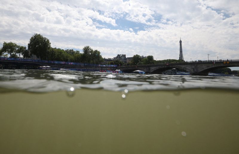 &copy; Reuters. Olimpiadi di Parigi 2024 - Triathlon - Ponte Alessandro III, Parigi, Francia - 28 luglio 2024. Vista generale della Torre Eiffel e della Senna dalla partenza del Triathlon, dopo che l'allenamento è stato annullato per problemi di qualità dell'acqua REUT