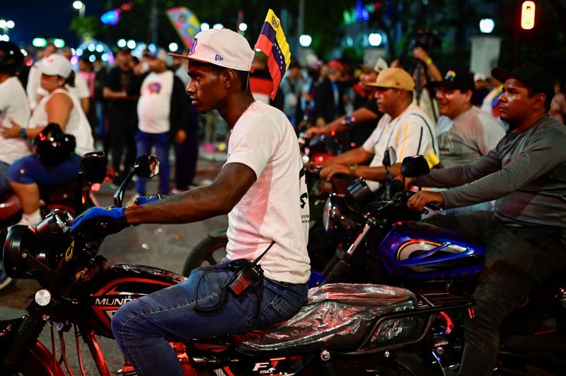 © Reuters. Supporters of Venezuela's President Nicolas Maduro celebrate the results after the presidential election in Caracas, Venezuela July 29, 2024. REUTERS/Maxwell Briceno