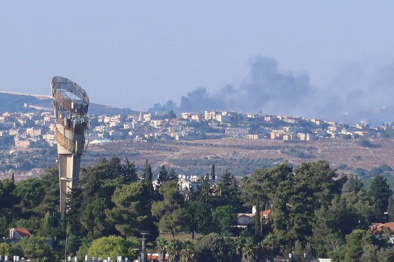 &copy; Reuters. Il fumo si alza sopra il Libano, in mezzo alle ostilità transfrontaliere tra Hezbollah e le forze israeliane, visto dal nord di Israele, 25 luglio 2024. REUTERS/Avi Ohayon