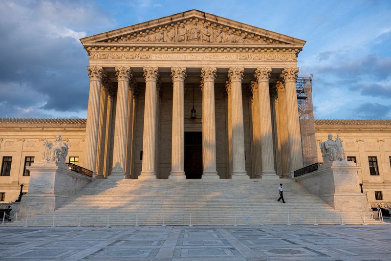 &copy; Reuters. FILE PHOTO: A security guard walks down the steps of the U.S. Supreme Court in Washington, U.S., July 19, 2024. REUTERS/Kevin Mohatt/File Photo