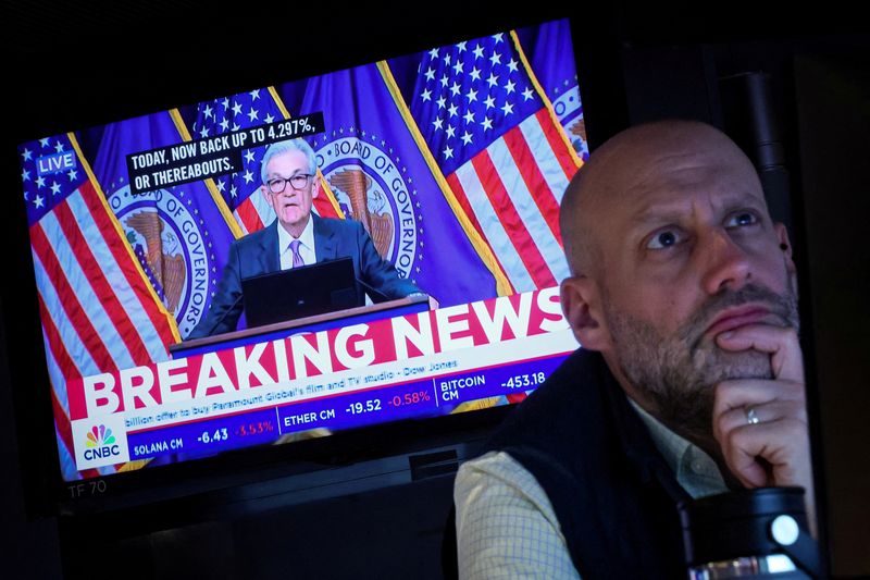 © Reuters. FILE PHOTO: A trader works, as a screen broadcasts a news conference by U.S. Federal Reserve Chair Jerome Powell following the Fed rate announcement, on the floor of the New York Stock Exchange (NYSE) in New York City, U.S., March 20, 2024.  REUTERS/Brendan McDermid/File Photo