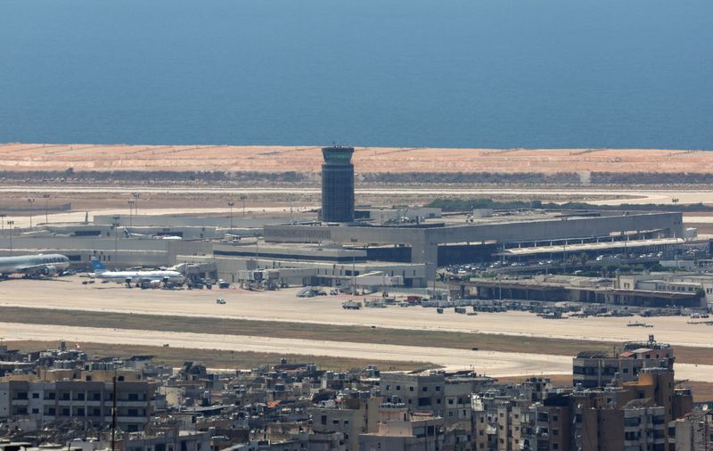 &copy; Reuters. Una vista dell'aeroporto internazionale di Beirut, visto da Baabda, Libano, 28 luglio 2024. REUTERS/Mohamed Azakir