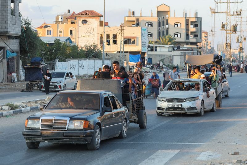 &copy; Reuters. Palestinians travel in vehicles as they flee Bureij after they were ordered by Israeli army to evacuate the area, amid Israel-Hamas conflict, in the central Gaza Strip July 28, 2024. REUTERS/Ramadan Abed