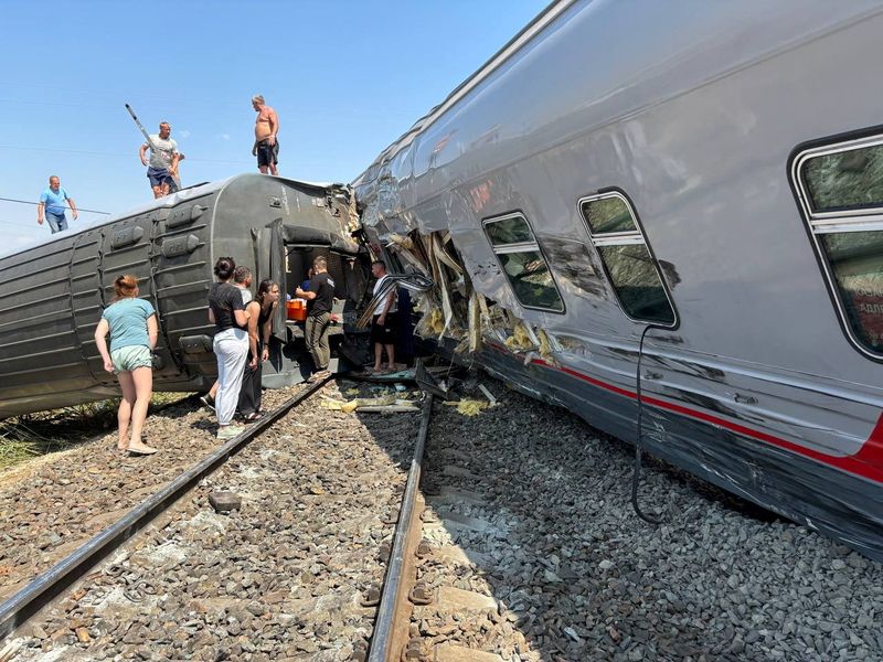 © Reuters. A view shows people near derailed carriages of a passenger train after a collision with a truck in the Volgograd Region, Russia July 29, 2024. Head of the Kotelnikovsky Municipal District of the Volgograd Region Sergey Ponkratov via Telegram/Handout via REUTERS