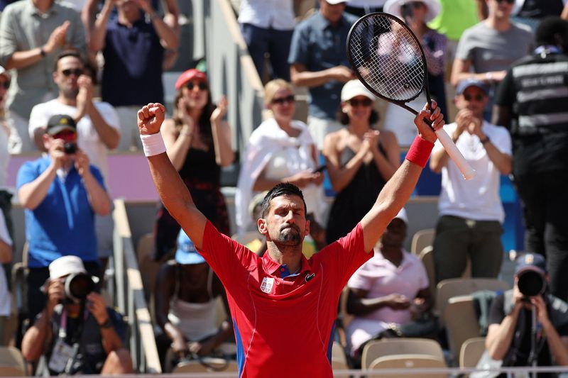 &copy; Reuters. Olimpiadi di Parigi 2024 - Tennis - Secondo turno del singolare maschile - Stadio Roland-Garros, Parigi, Francia - 29 luglio 2024. Il serbo Novak Djokovic festeggia dopo la vittoria contro lo spagnolo Rafael Nadal. REUTERS/Violeta Santos Moura