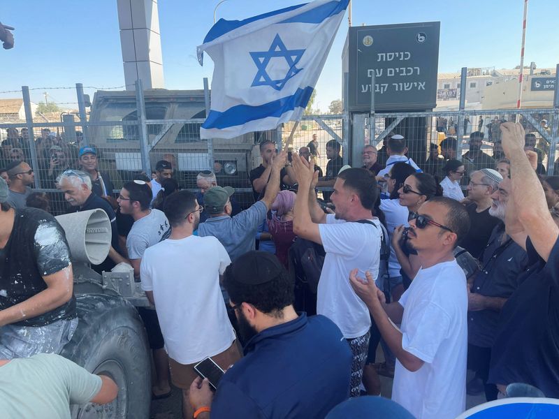 &copy; Reuters. Right-wing protesters wave Israeli flags outside Sde Teiman detention facility, after Israeli Military Police arrived at the site as part of an investigation into suspected abuse of a Palestinian detainee, near Beersheba in southern Israel, July 29, 2024.