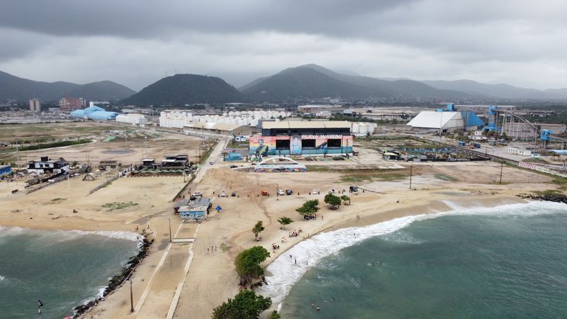 &copy; Reuters. FILE PHOTO: The docks of the Venezuelan state oil company PDVSA subsidiary VOPAK Venezuela are seen on the Waikiki beach, in Puerto Cabello, Venezuela February 10, 2024. REUTERS/Leonardo Fernandez Viloria/File Photo