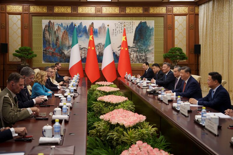 &copy; Reuters. Presidente chinês, Xi Jinping, e sua delegação recebem a premiê italiana, Giorgia Meloni, e sua delegação, em Pequimn29/07/2024nVincent Thian/Pool via REUTERS