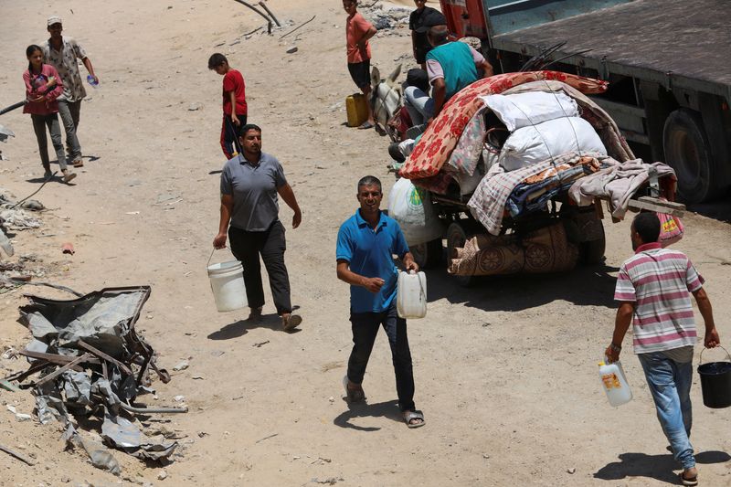 &copy; Reuters. Palestinos se reúnem para coletar água em meio ao conflito entre Israel e Hamas em Gazan29/07/2024 REUTERS/Hatem Khaled