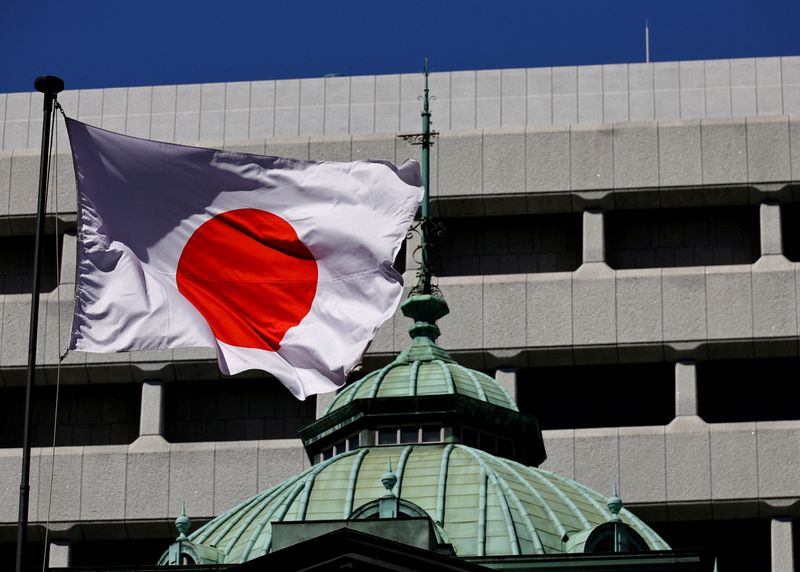 © Reuters. ẢNH TẬP TIN: Quốc kỳ Nhật Bản tung bay tại tòa nhà Ngân hàng Nhật Bản ở Tokyo, Nhật Bản ngày 18 tháng 3 năm 2024. REUTERS/Kim Kyung-Hoon/Ảnh tập tin