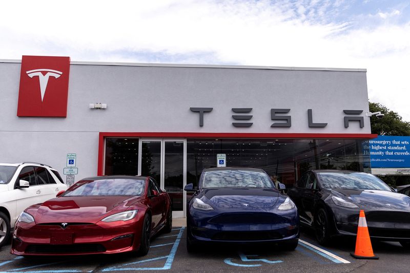 &copy; Reuters. FILE PHOTO: Tesla electric vehicles are parked in a Tesla dealer in Paramus, New Jersey, U.S., July 23, 2024.  REUTERS/Eduardo Munoz/File Photo