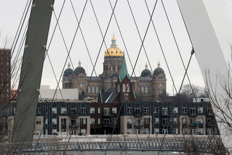 © Reuters. FILE PHOTO: A general view of the Iowa state capitol on the day of the Iowa Caucus in Des Moines, Iowa, U.S. February 3, 2020. REUTERS/Jonathan Ernst/File Photo