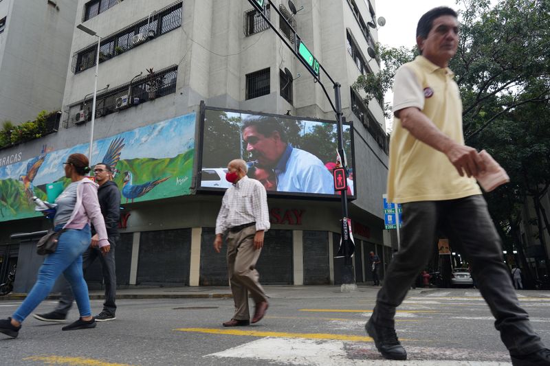 © Reuters. A screen displays an image of President Maduro on the street a day after of Venezuela's presidential election in Caracas, Venezuela July 29, 2024. REUTERS/Alexandre Meneghini