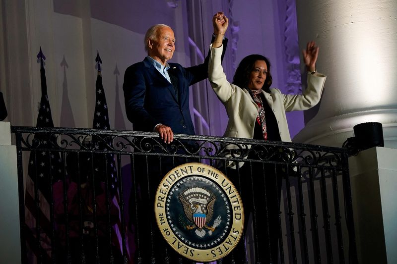 © Reuters. FILE PHOTO: U.S. President Joe Biden and Vice President Kamala Harris raise their hands during an Independence Day celebration in Washington, U.S., July 4, 2024. REUTERS/Elizabeth Frantz/File Photo