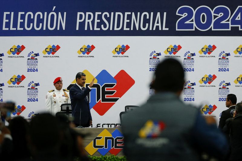 &copy; Reuters. Maduro com presidente do Conselho Nacional Eleitoral da Venezuelan29/07/2024nREUTERS/Leonardo Fernandez Viloria