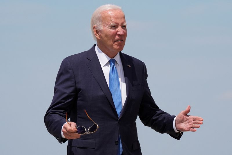 © Reuters. U.S. President Joe Biden gestures after arriving at Joint Base Andrews in Maryland, U.S., July 23, 2024. REUTERS/Ken Cedeno/File Photo