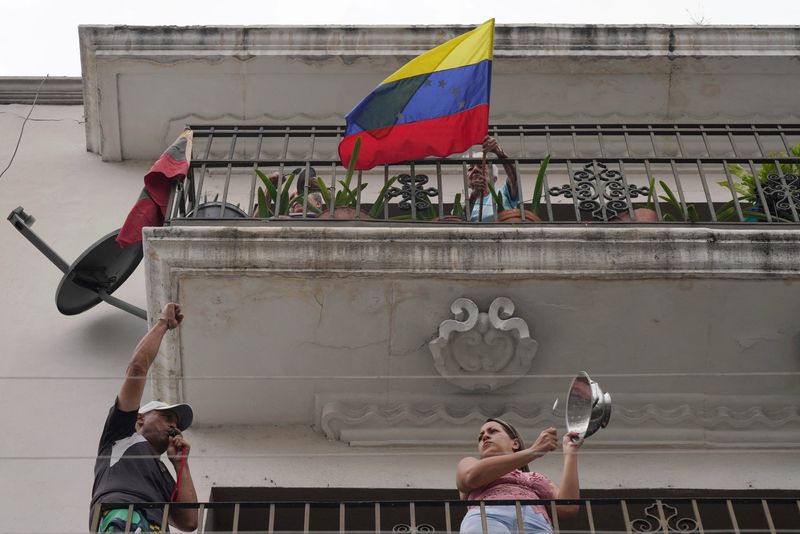 © Reuters. People bang pots to protest against the election results after Venezuela awoke to profound political uncertainty after both President Nicolas Maduro and his opposition rival Edmundo Gonzalez claimed victory in the presidential election, in Caracas, Venezuela, July 29, 2024. REUTERS/Alexandre Meneghini