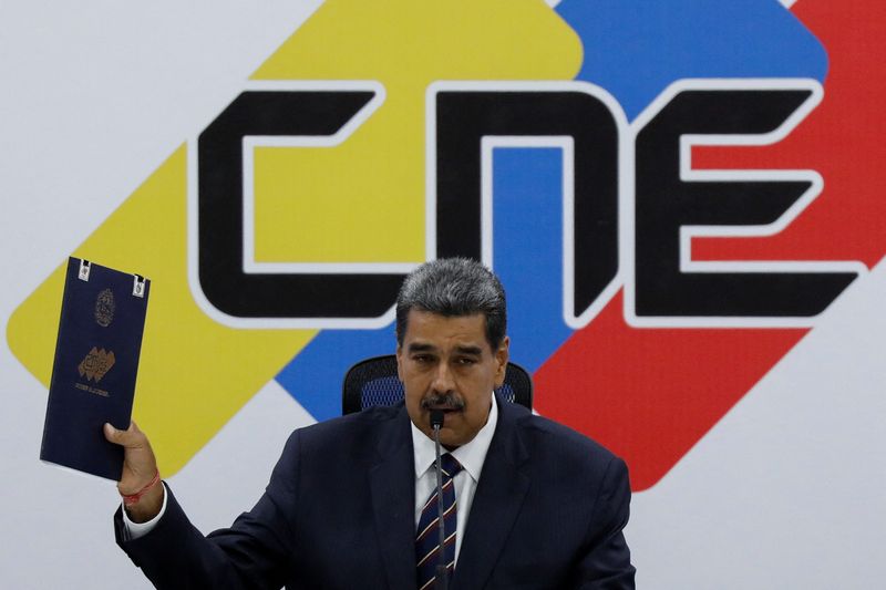 &copy; Reuters. Maduro fala enquanto segura credencial do Conselho Nacional Eleitoral que o proclama vencedor das eleições presidenciais do paísn29/07/2024nREUTERS/Leonardo Fernandez Viloria